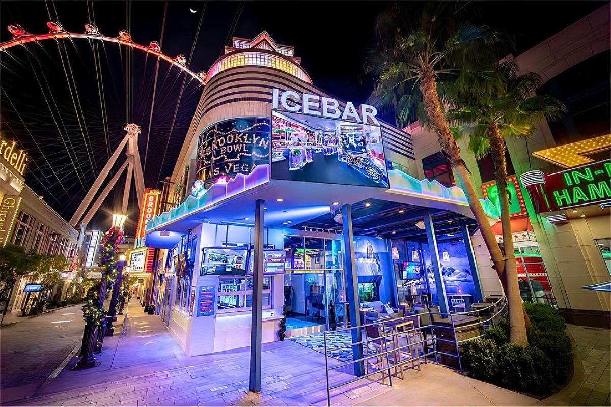 Minus5º ICEBAR, il famoso bar realizzato interamente in ghiaccio a Las Vegas con sculture e luci LED.