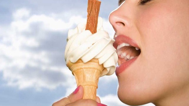 Ragazza che mangia un cioccolato per la gelato terapia