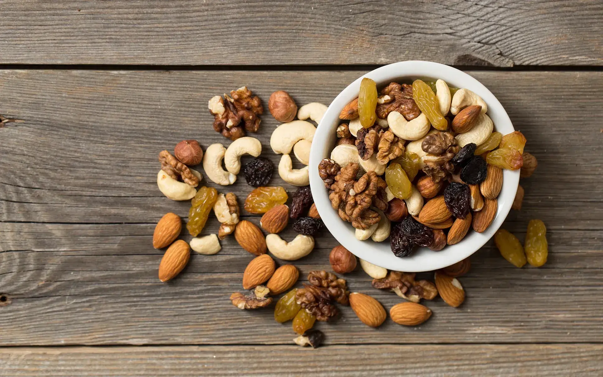 Composizione di frutta secca proprietà e benefici con noci mandorle e nocciole in ciotole